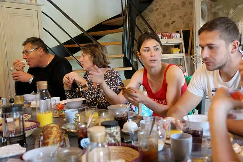 Repas entre amis aux chambres du presbytère en Aveyron