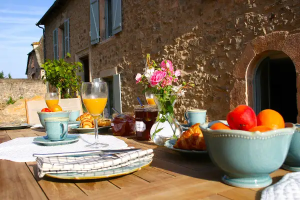 Petit déjeuner en terasse au soleil